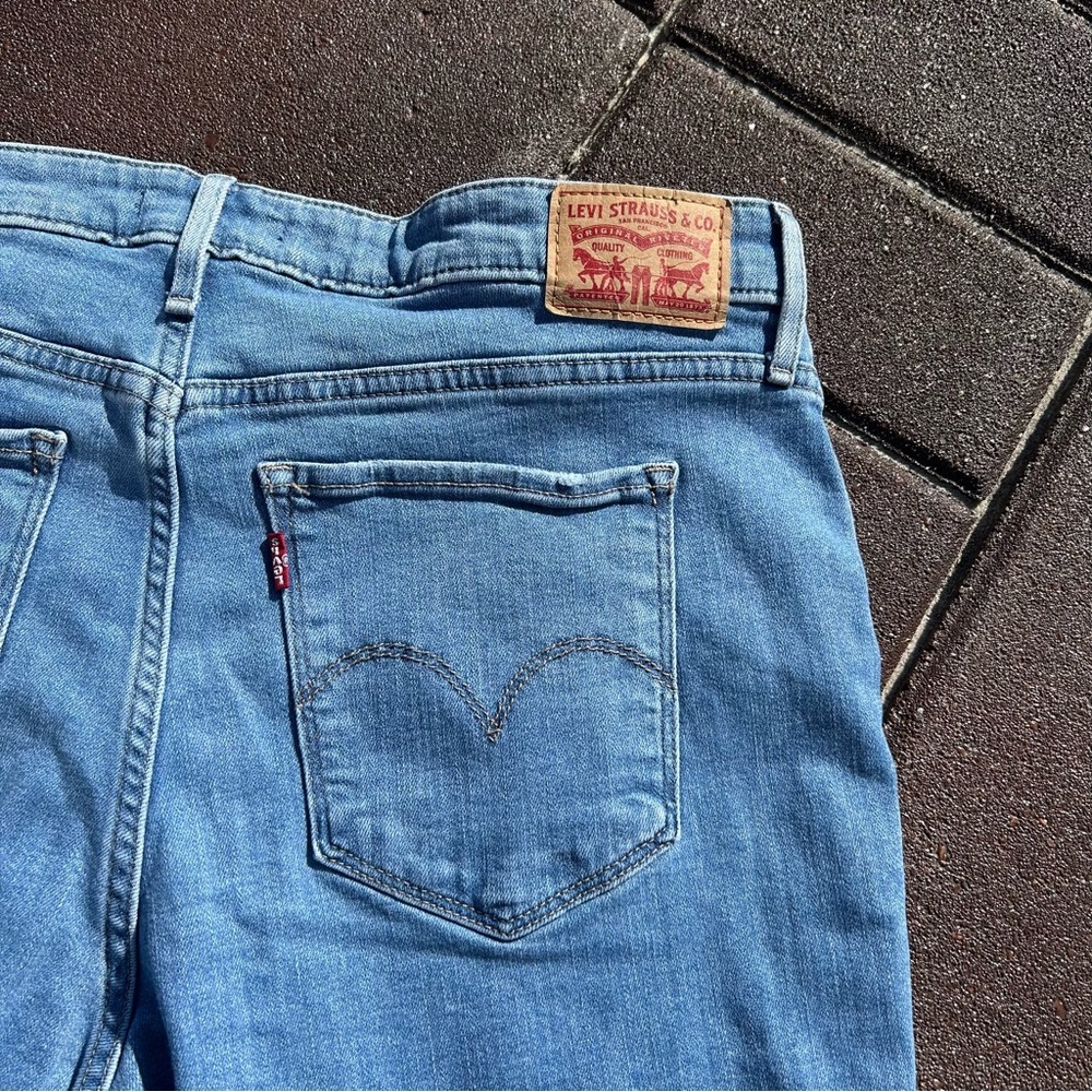 Levi's High Rise Boot Cut Jeans with Signature Patch - Picture 8 of 9